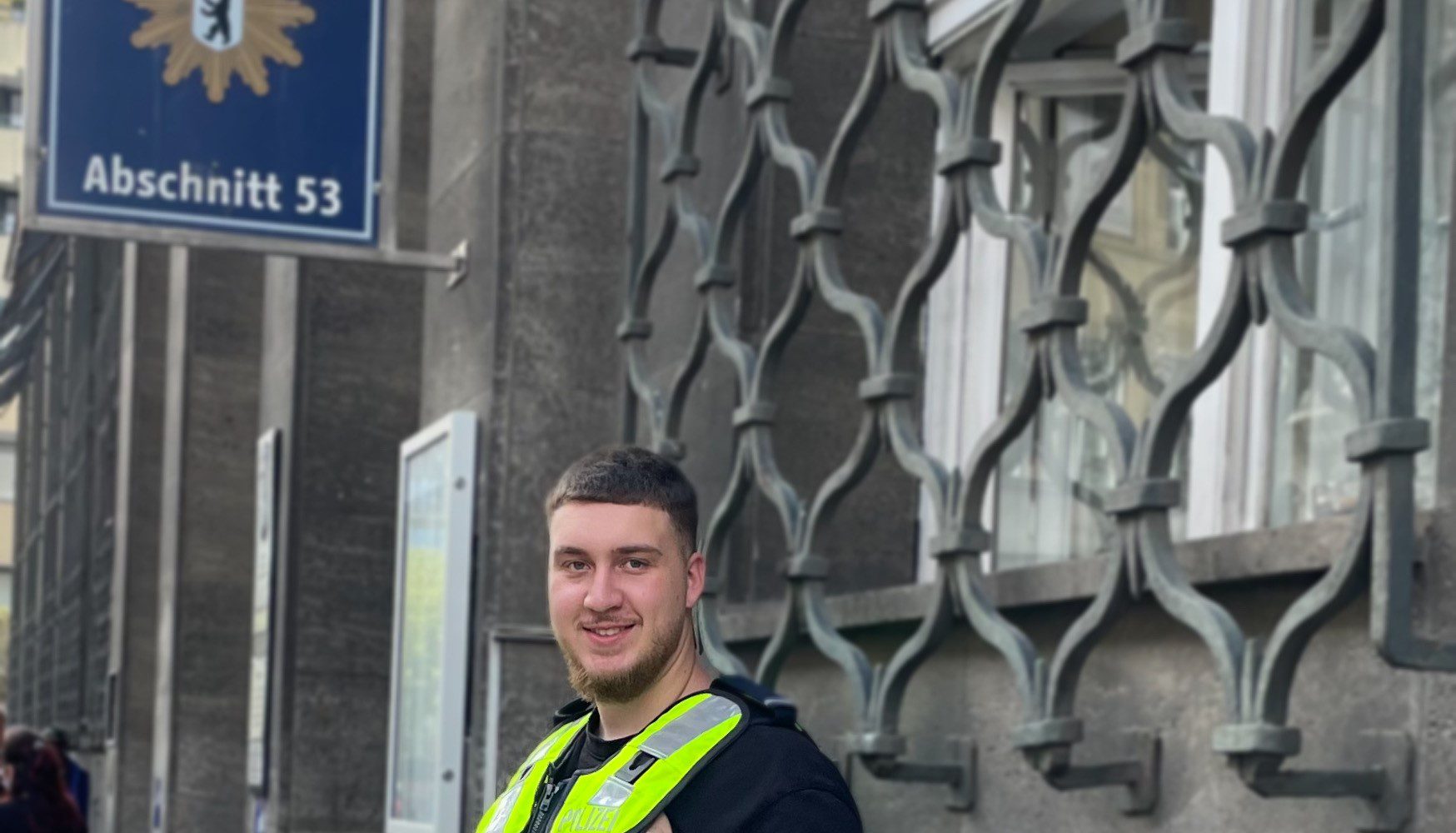 Polizist Atakan in Berlin Abshnitt53 vor der Polizeiwache
