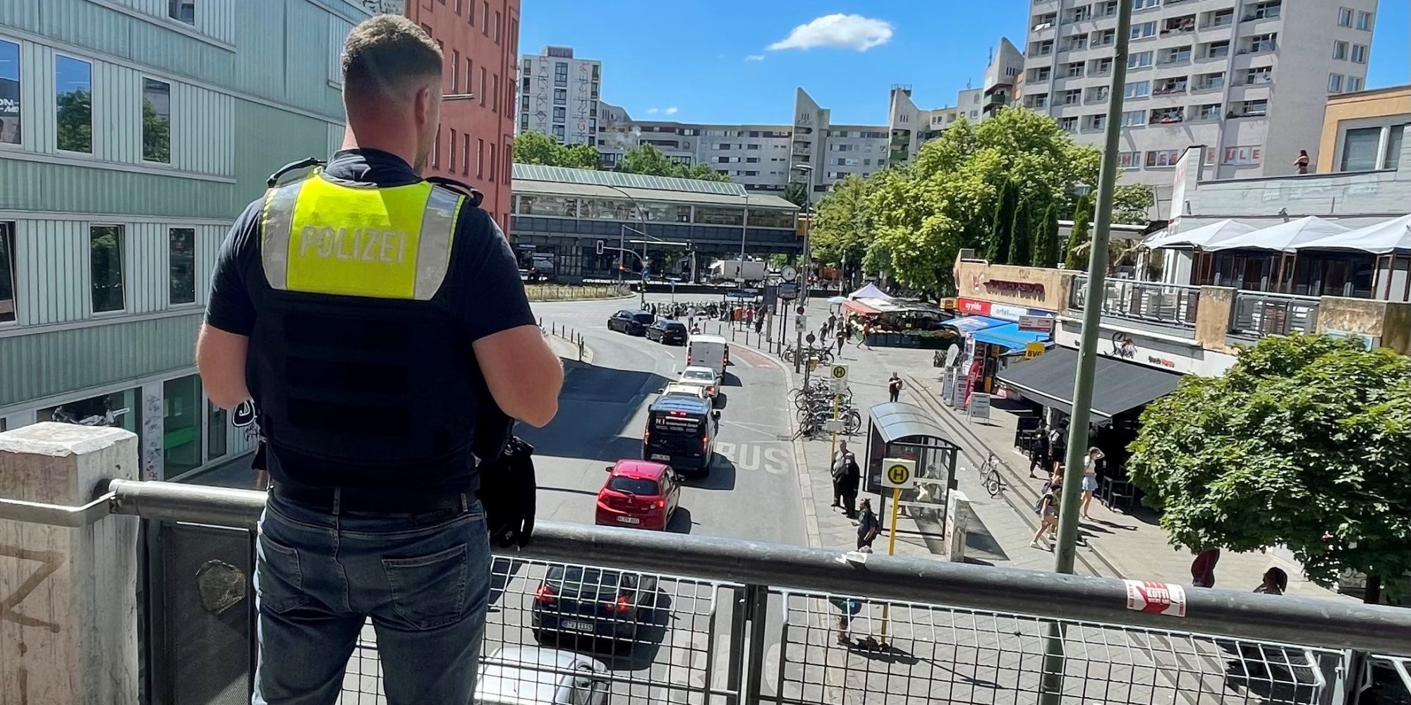 Polizist Atakan in Berlin Abshnitt53 auf einer Brücke