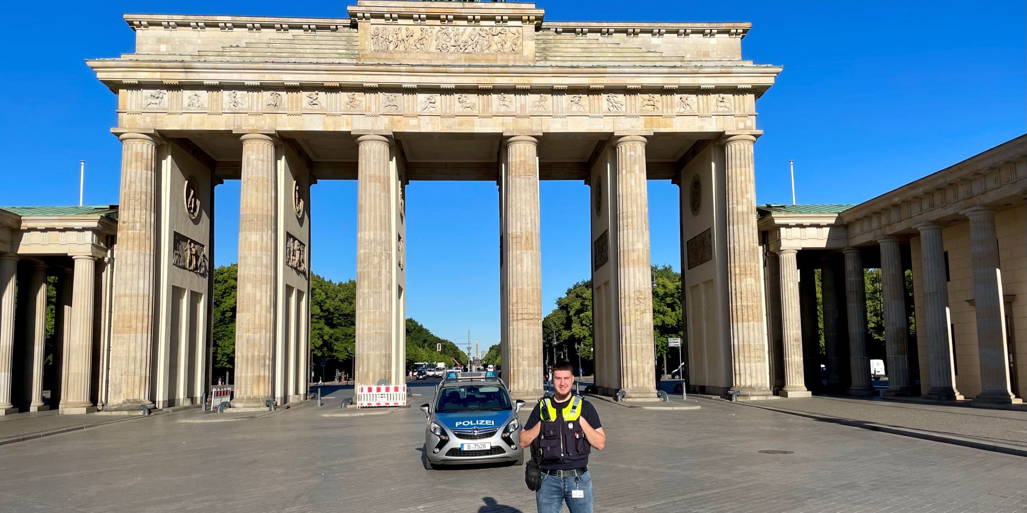 Polizist Atakan in Berlin Abshnitt 53 vor dem Brandenburger Tor