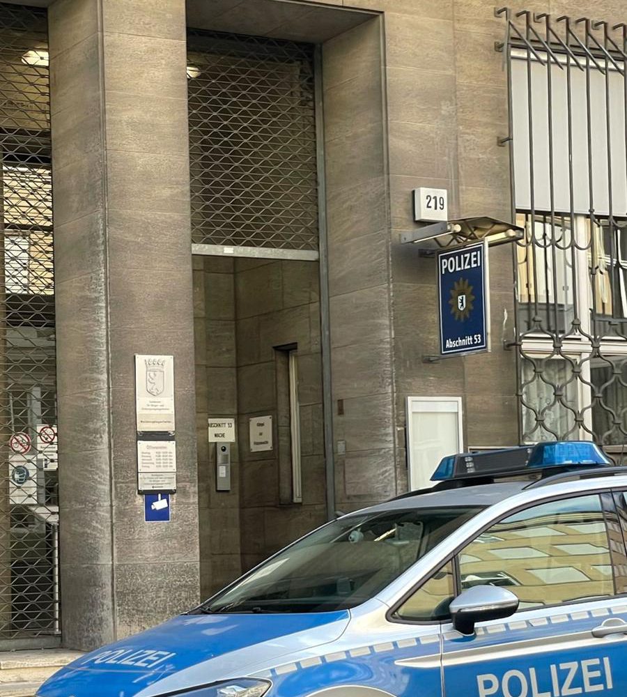 Polizeifahrzeug vor der Polizeistation Abschnitt53 in Berlin