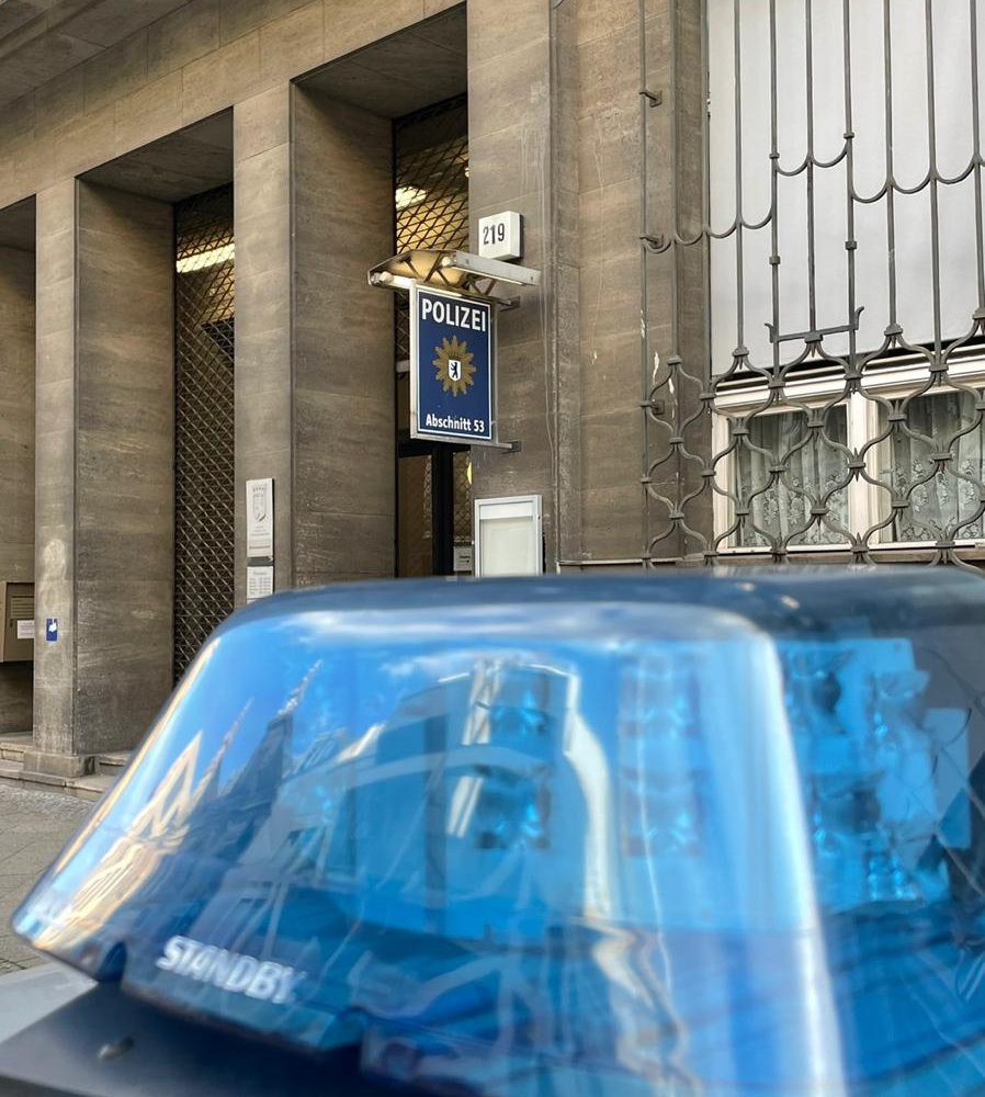 Signallicht auf einem Polizeifahrzeug vor der Polizeistation Abschnitt53 in Berlin