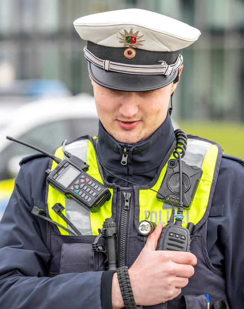 Ein Polizist mit Funkgerät