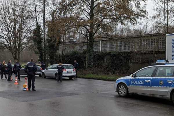 Polizisten bei der Durchführung einer allgemeinen Verkehrskontrolle